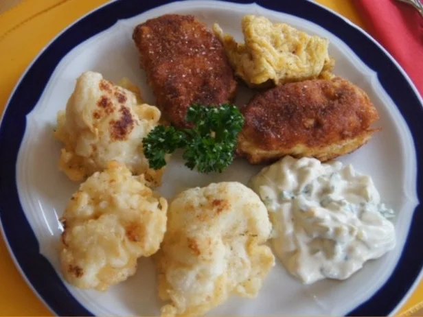Putensteaks mit ausgebackenen Blumenkohl und Tatarska Omacka - Rezept