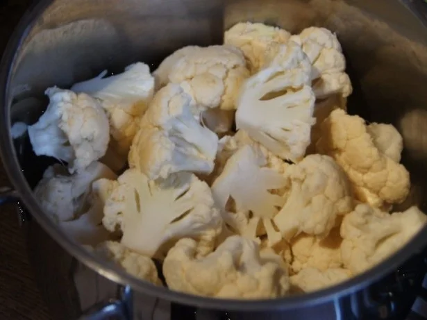 Putensteaks mit ausgebackenen Blumenkohl und Tatarska Omacka - Rezept - Bild Nr. 8