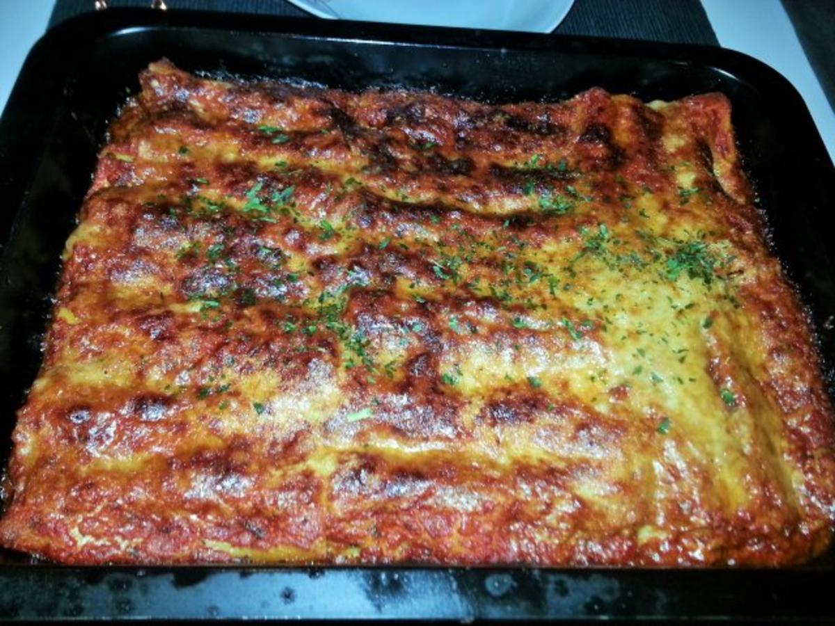 Cannelloni mit cremiger Hackfleischfüllung überbacken mit Tomatensugo ...