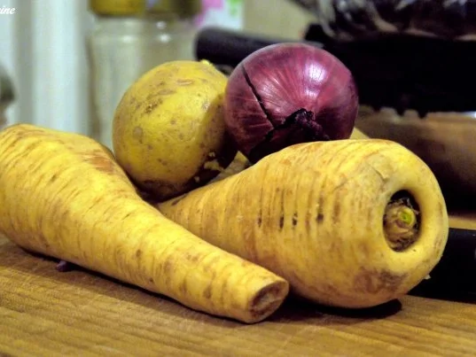 Pastinaken-Kartoffel-Gratin, Bouletten, Rotweinzwiebeln - Rezept - Bild Nr. 6