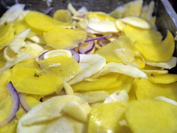 Pastinaken-Kartoffel-Gratin, Bouletten, Rotweinzwiebeln - Rezept - Bild Nr. 12