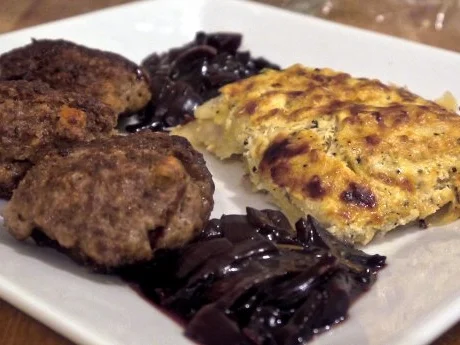 Pastinaken-Kartoffel-Gratin, Bouletten, Rotweinzwiebeln - Rezept - Bild Nr. 16