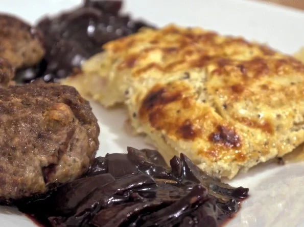 Pastinaken-Kartoffel-Gratin, Bouletten, Rotweinzwiebeln - Rezept