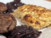 Pastinaken-Kartoffel-Gratin, Bouletten, Rotweinzwiebeln - Rezept