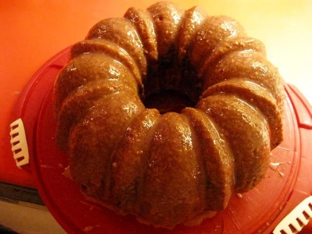 Rezept: Gugelhupf mit Amarena Kirschen und Eierlikör Gugelhupf mit Amarena Kirschen und Eierlikör - Rezept