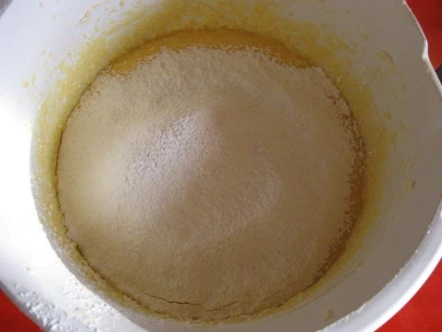 Rezept: Gugelhupf mit Amarena Kirschen und Eierlikör Bild Nr. 7 Gugelhupf mit Amarena Kirschen und Eierlikör - Rezept - Bild Nr. 7