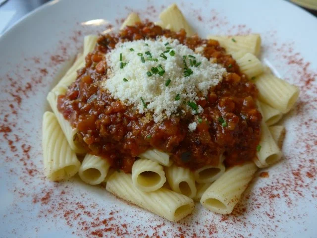 Gemüse - Bolognese mit Paste und veganem Streukäse - Rezept