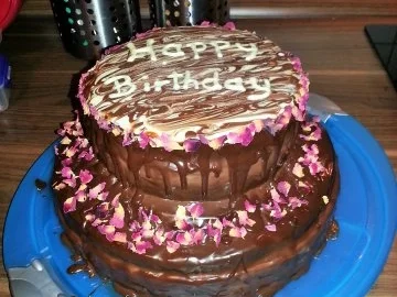 Schokotorte mit Erdbeermousefüllung und Rosenganache - Rezept