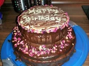 Schokotorte mit Erdbeermousefüllung und Rosenganache - Rezept