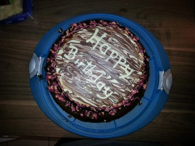 Schokotorte mit Erdbeermousefüllung und Rosenganache - Rezept - Bild Nr. 3