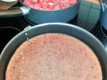 Schokotorte mit Erdbeermousefüllung und Rosenganache - Rezept - Bild Nr. 5