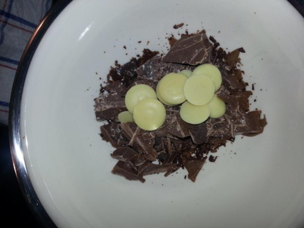 Schokotorte mit Erdbeermousefüllung und Rosenganache - Rezept - Bild Nr. 7