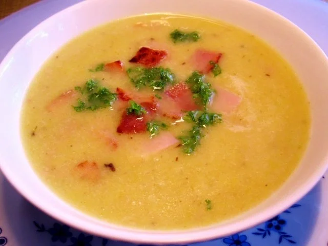 Rezept: Lauchsuppe mit Schinkenfleckerln Lauchsuppe mit Schinkenfleckerln - Rezept