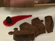 Nusskuchen mit Fruchtsoße (Oliver Niesen) - Rezept