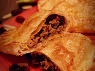Empanadas: Blätterteig mit Hackfleisch-Rosinen-Oliven-Füllung; Fingerfood oder Snack - Rezept