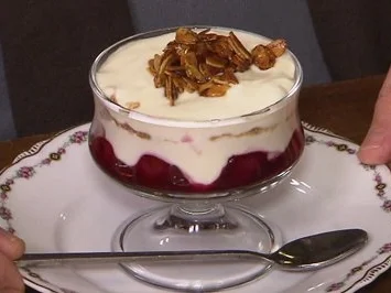 Engeltraum Sahnecreme auf Amarettokirschen mit Mandelhaube (Frank Reudenbach) - Rezept