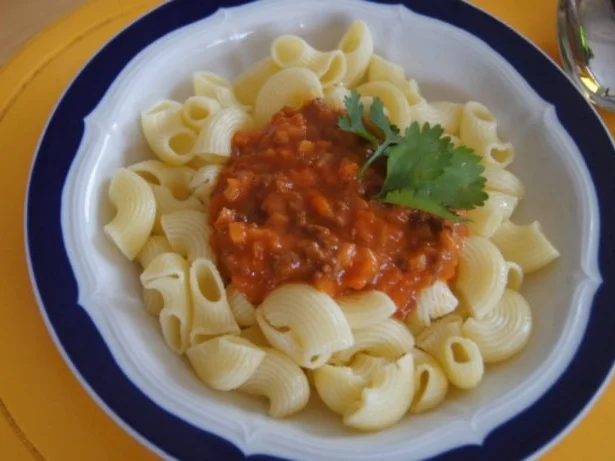 Nudeln mit Sauce und Salat - Rezept