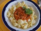 Nudeln mit Sauce und Salat - Rezept