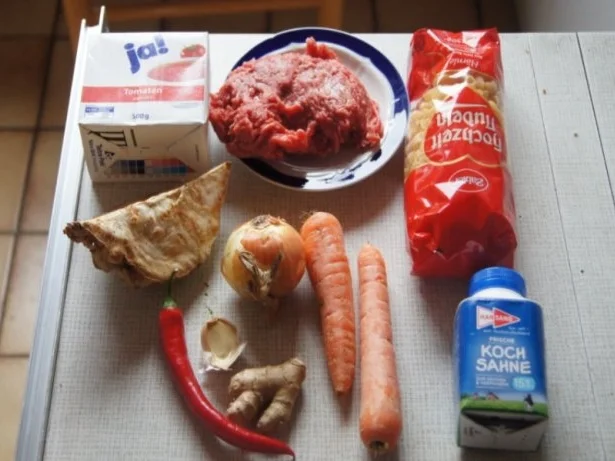 Nudeln mit Sauce und Salat - Rezept - Bild Nr. 2