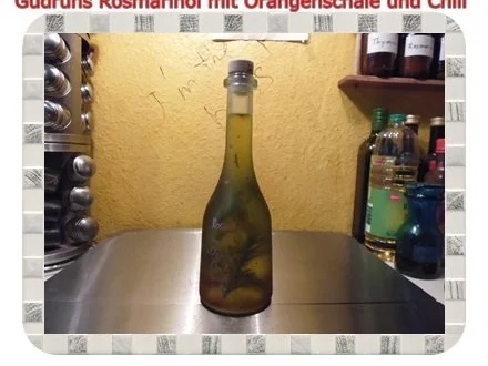 Rezept: Öl: Rosmarinöl mit Orangenschale, Chili und Salz Öl: Rosmarinöl mit Orangenschale, Chili und Salz - Rezept