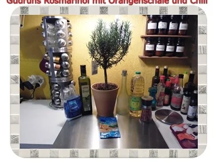 Rezept: Öl: Rosmarinöl mit Orangenschale, Chili und Salz Bild Nr. 2 Öl: Rosmarinöl mit Orangenschale, Chili und Salz - Rezept - Bild Nr. 2