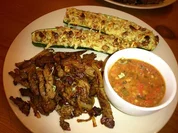 Walnuss-Käse-Zucchini überbacken, mit Tomaten-Oliven-Salsa - Rezept