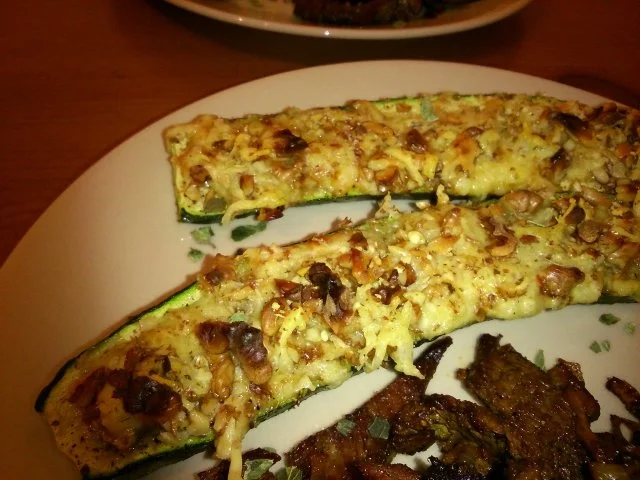 Walnuss-Käse-Zucchini überbacken, mit Tomaten-Oliven-Salsa - Rezept - Bild Nr. 2