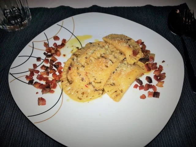 Handgemachte Ravioli mit Ziegenfrischkäse-Kürbisfüllung - Rezept