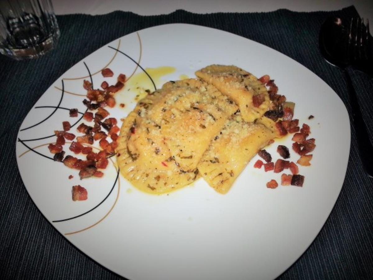 Bilder für Handgemachte Ravioli mit Ziegenfrischkäse-Kürbisfüllung - Rezept