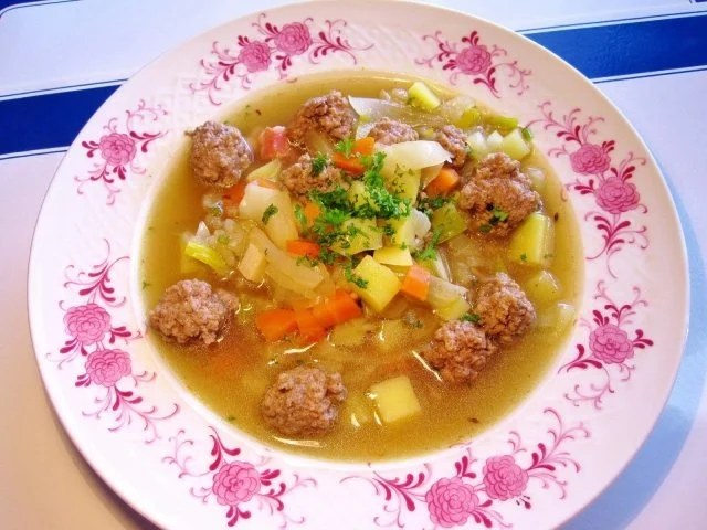 Kohlsuppe mit viel Kümmel und Lamm-Klößchen ... - Rezept