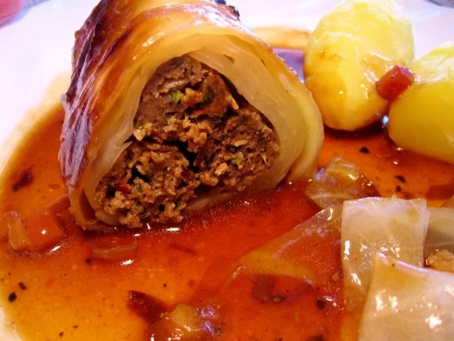Kohlroulade pikant gefüllt - mit einer deftigen Specksoße ... - Rezept