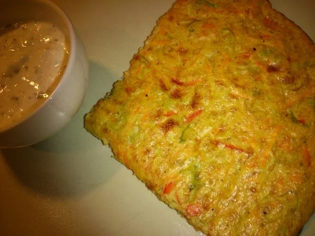 Gemüsepuffer aus dem Ofen mit Joghurt-Quarkdipp - Rezept