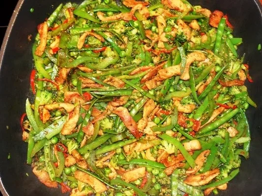 Rezept: Spagetti mit grünem Gemüse und Schnitzelstreifen Bild Nr. 8 Spagetti mit grünem Gemüse und Schnitzelstreifen - Rezept - Bild Nr. 8