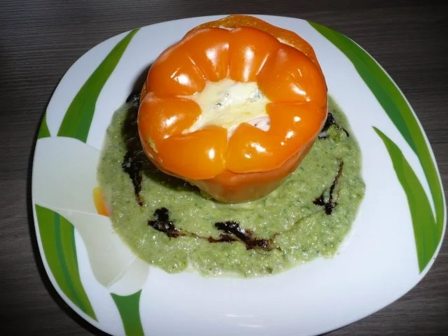 Ein lecker grünes Sößchen , nicht nur zu gefüllter Parika. - Rezept