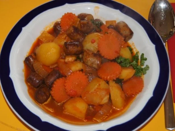 Rezept: Wurst-Gulasch mit Nürnberger Rostbratwürstchen Wurst-Gulasch mit Nürnberger Rostbratwürstchen - Rezept