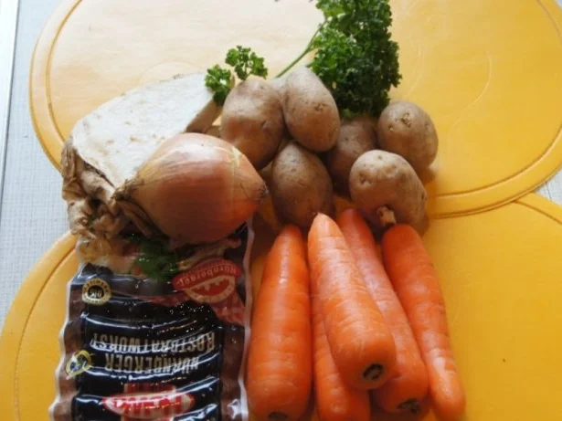 Rezept: Wurst-Gulasch mit Nürnberger Rostbratwürstchen Bild Nr. 2 Wurst-Gulasch mit Nürnberger Rostbratwürstchen - Rezept - Bild Nr. 2