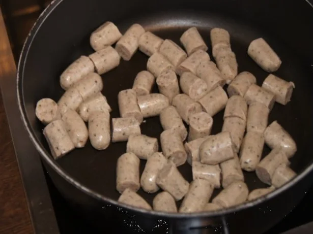 Rezept: Wurst-Gulasch mit Nürnberger Rostbratwürstchen Bild Nr. 3 Wurst-Gulasch mit Nürnberger Rostbratwürstchen - Rezept - Bild Nr. 3