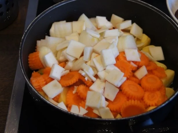 Rezept: Wurst-Gulasch mit Nürnberger Rostbratwürstchen Bild Nr. 6 Wurst-Gulasch mit Nürnberger Rostbratwürstchen - Rezept - Bild Nr. 6