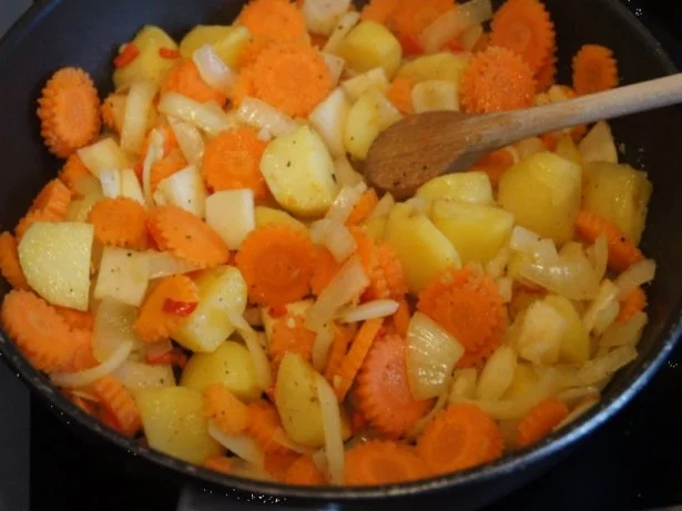 Rezept: Wurst-Gulasch mit Nürnberger Rostbratwürstchen Bild Nr. 7 Wurst-Gulasch mit Nürnberger Rostbratwürstchen - Rezept - Bild Nr. 7