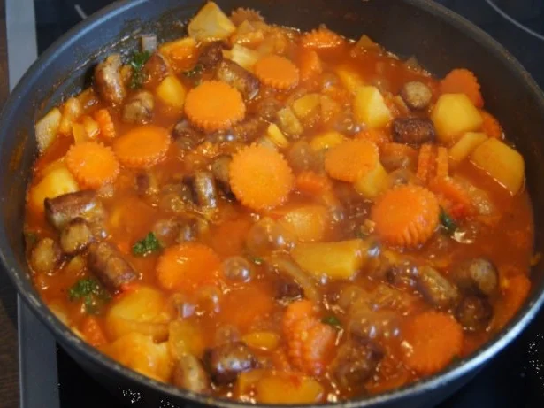 Rezept: Wurst-Gulasch mit Nürnberger Rostbratwürstchen Bild Nr. 11 Wurst-Gulasch mit Nürnberger Rostbratwürstchen - Rezept - Bild Nr. 11