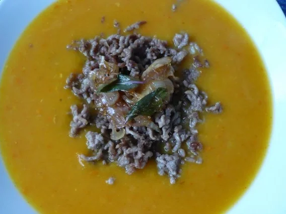 Kürbis - Orangensuppe mit Zwiebel - Topping - Rezept
