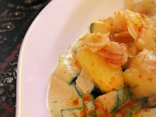 Vegetarische indische Zucchini-Frischkäse-Pfanne mit karamellisierten Ananas - Rezept