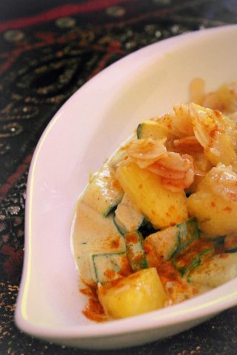 Vegetarische indische Zucchini-Frischkäse-Pfanne mit karamellisierten ...