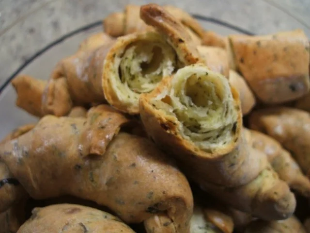 Pikantes Backen: Gefüllte Kräuterbutterhörnchen - Rezept