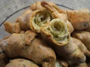 Pikantes Backen: Gefüllte Kräuterbutterhörnchen - Rezept