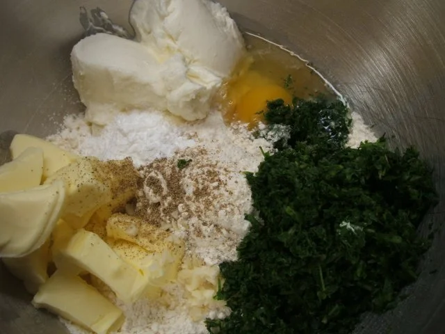 Pikantes Backen: Gefüllte Kräuterbutterhörnchen - Rezept - Bild Nr. 3