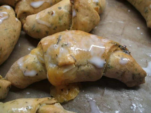 Pikantes Backen: Gefüllte Kräuterbutterhörnchen - Rezept - Bild Nr. 9