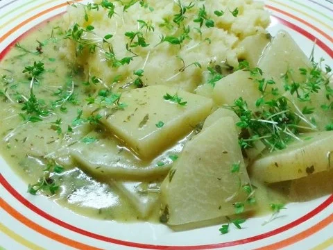 Rezept: Kartoffelstampf mit Kohlrabi im Kresse-Rahmsößchen Kartoffelstampf mit Kohlrabi im Kresse-Rahmsößchen - Rezept