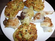 Gefüllte Chinakohlröllchen an Zucchini - Puffer. - Rezept