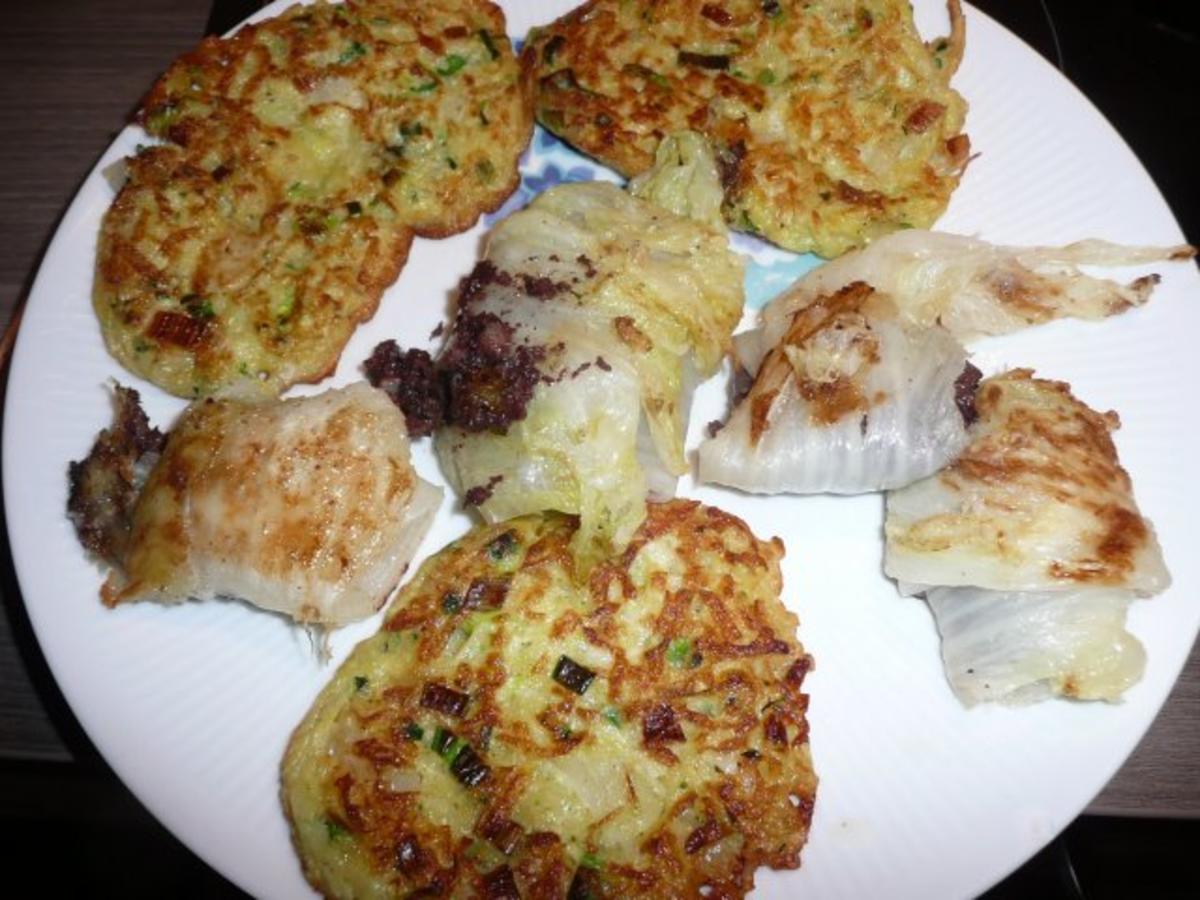 Bilder für Gefüllte Chinakohlröllchen an Zucchini - Puffer. - Rezept